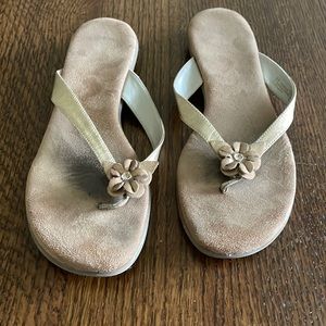 Aerosoles flip flops